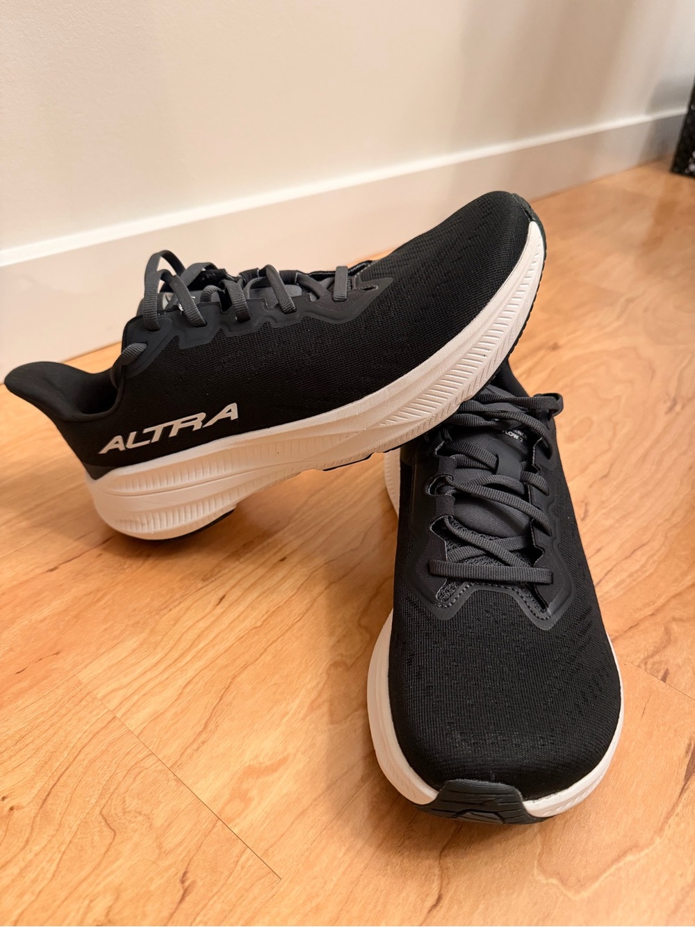 NWOT Altra Men's Black Running Shoes size9